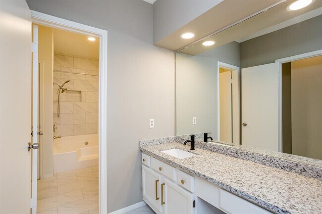 Master Bath - 3780 Tanglewilde St