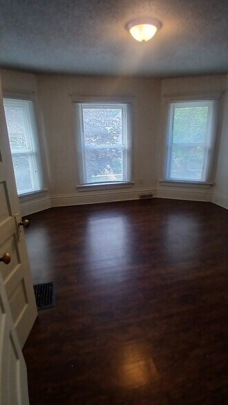 Building Photo - 628 N Linn St