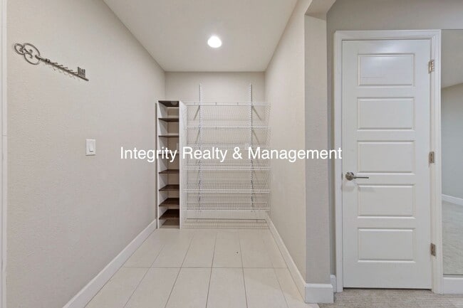 Building Photo - 3 Bed/2.5 Bath Townhome, 1999 sq ft, 2160 Meadows Blvd Unit A