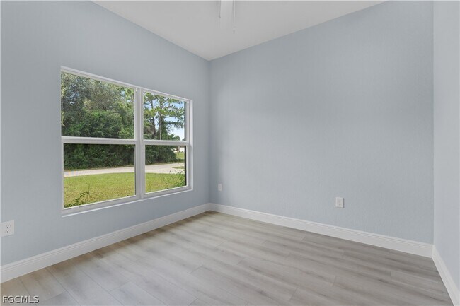 Building Photo - 1601 E 7th St