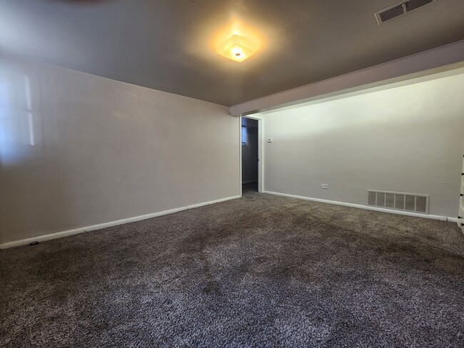 Building Photo - PRICE DECREASE! One Bed One Bath Garden Le...