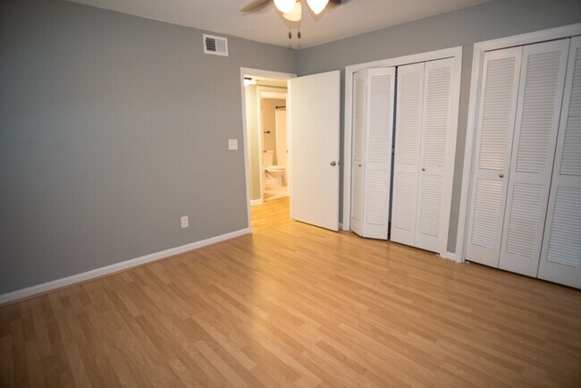 Building Photo - Beautifull Top-Floor 2B/2B Condo in Sought-After Cross Creek Community!