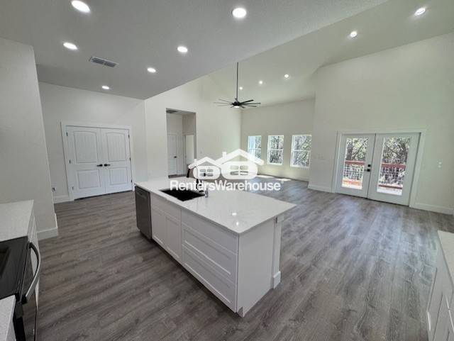 Building Photo - 664 Rolling Hills Dr