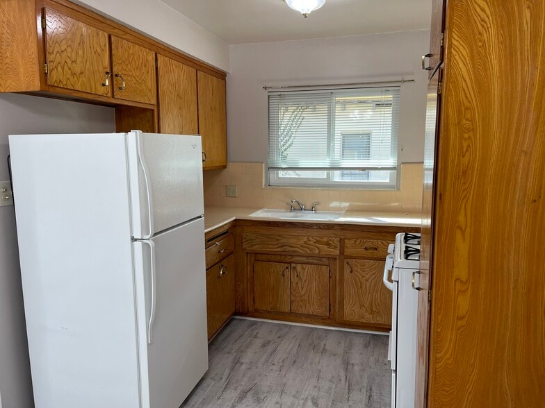Kitchen - 2328 N Beachwood Dr