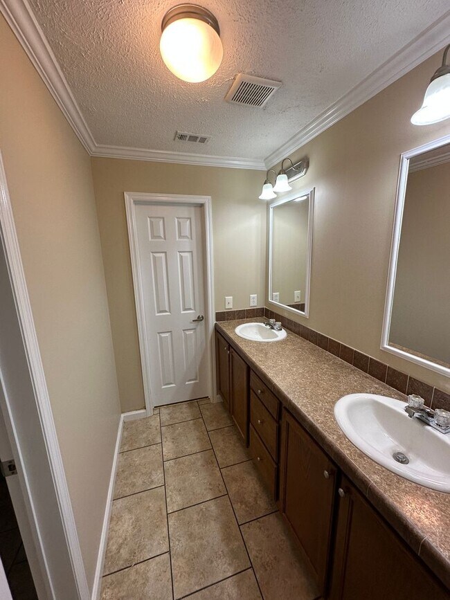 Building Photo - 5 BR, 3.5 BA, 2432sf home on almost 17 acres!