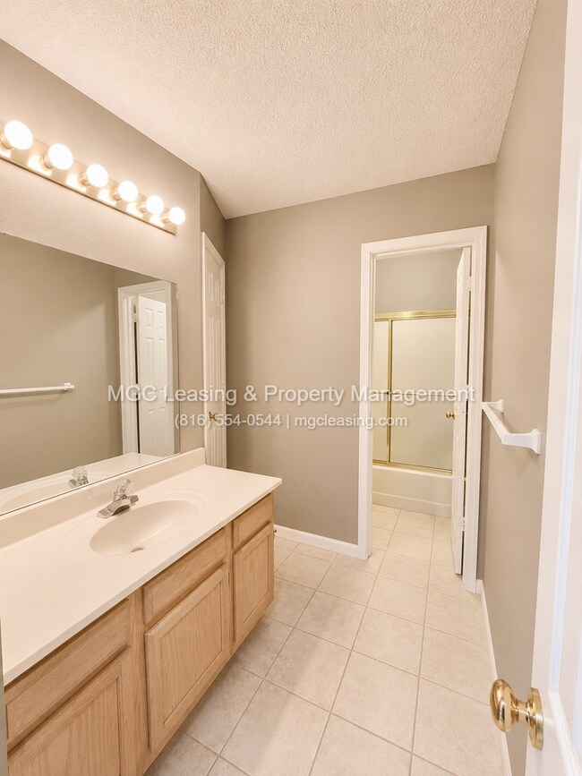 Building Photo - 4604 NE Whispering Winds Dr