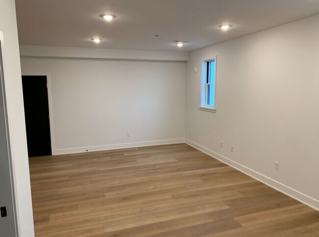 Building Photo - Modern Large 1 BED 1.5 BATH in Port Richmond!