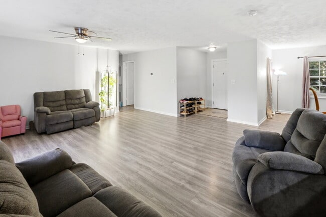 Building Photo - 607 Oakwood Ave