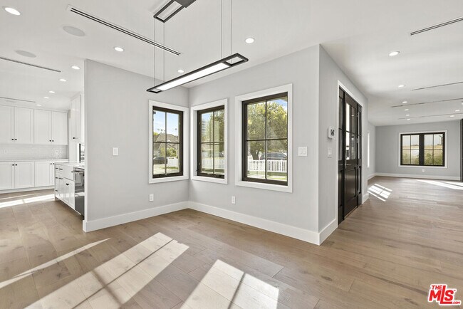 Building Photo - 4919 Noeline Ave