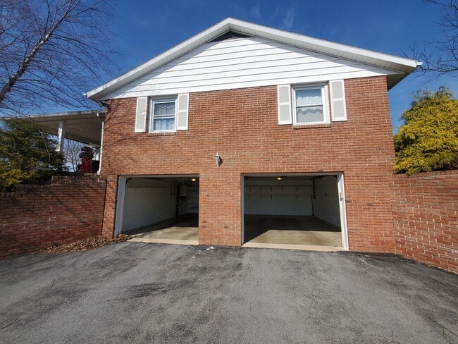 Building Photo - 68 Swissdale Rd