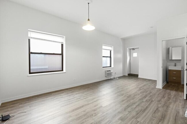 Building Photo - 0 bedroom in Chicago IL 60640
