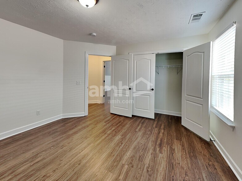 Building Photo - 6457 Sunnywood Dr