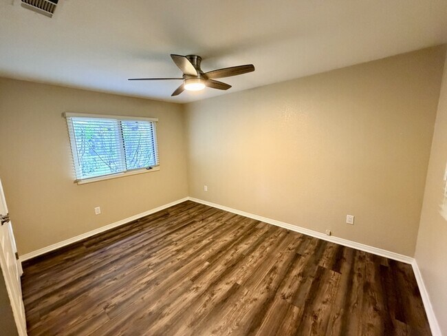 Building Photo - 38441 Oaktree Loop