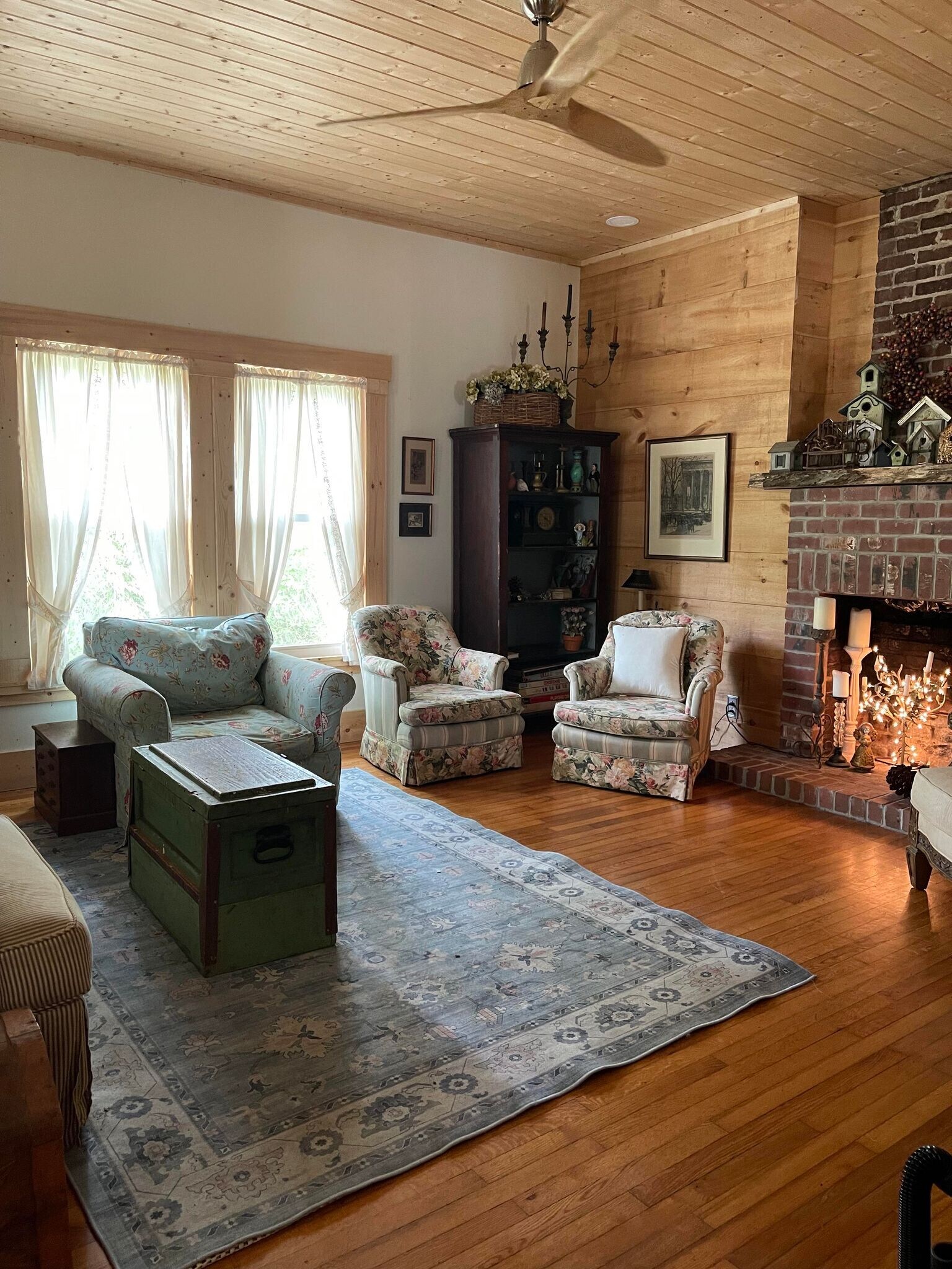 Building Photo - 320 N Poplar St