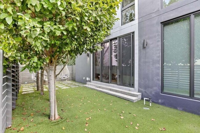 Building Photo - 925 NE 6th St