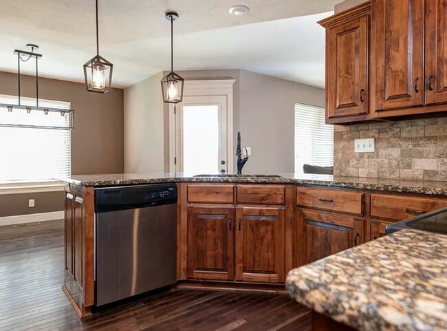 Building Photo - Beautiful 4 bedroom house with privacy fen...