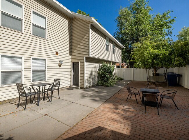 Building Photo - 924 Lowell Ave S