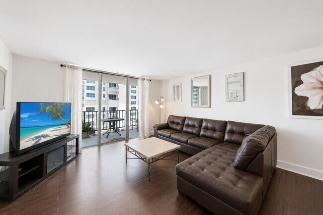 Building Photo - 1147 Hillsboro Mile