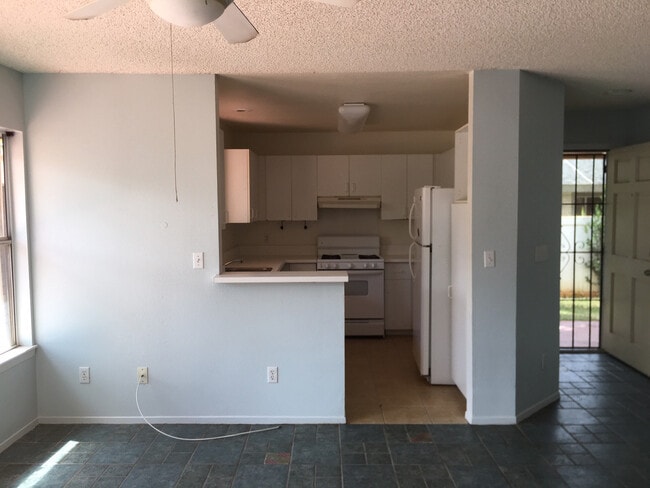 Building Photo - Single Family 4 bedroom 3 bath single family home