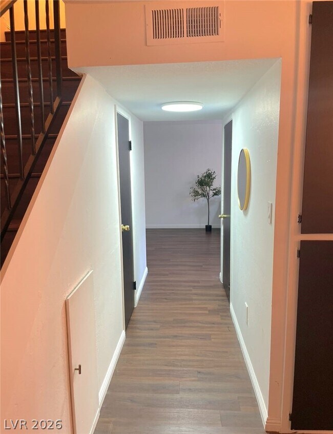 Building Photo - 1460 Hialeah Dr