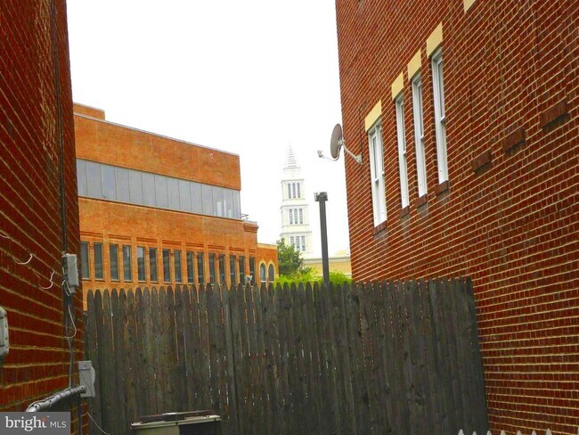 Building Photo - 123 S West St