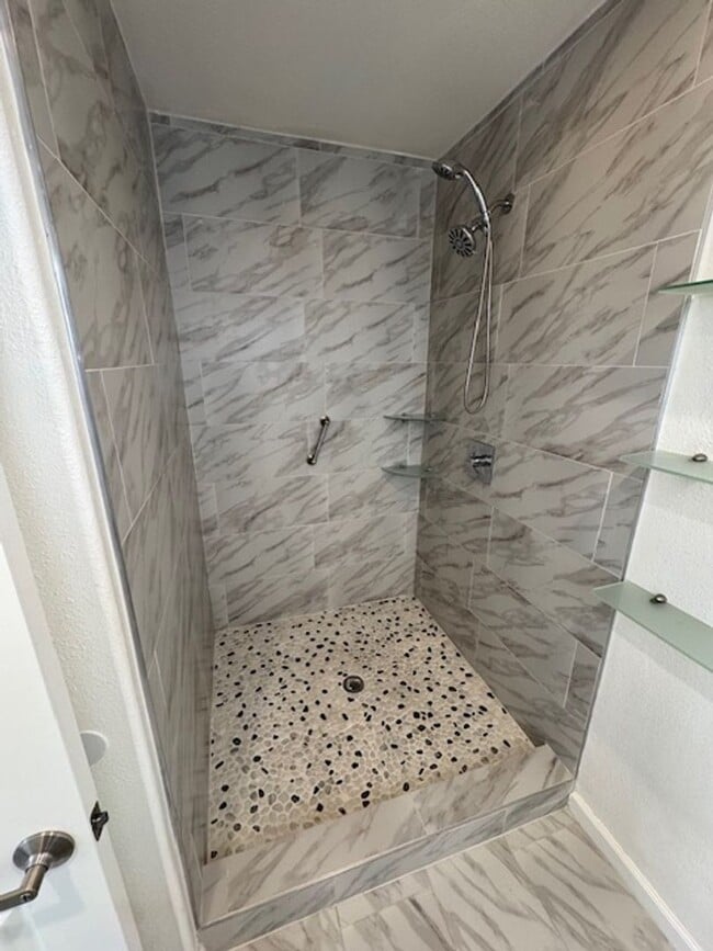 Building Photo - Beautiful 3 bedroom 2 bath HOME... no expenses spared!  Washer/Dryer... A/C Splitters... on a sle...