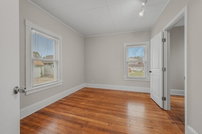 Building Photo - 245 Willetts Ave