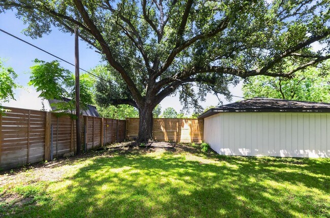 Building Photo - 5675 Sylmar Rd