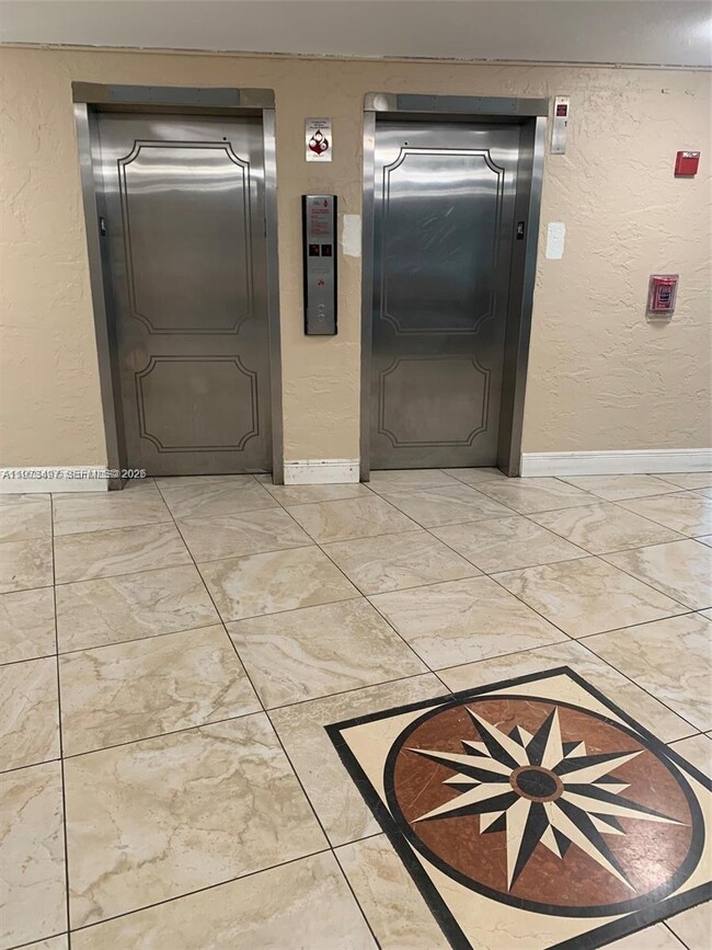 Building Photo - 4222 Inverrary Blvd