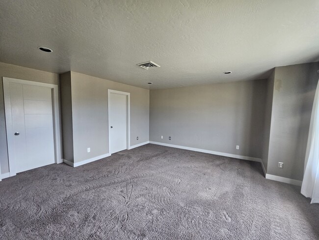Building Photo - 5010 Jeff Dr