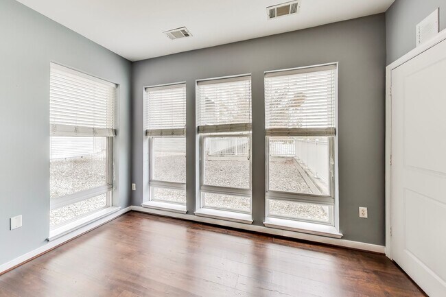 Building Photo - Luxury 1BD/1BA condo steps to SS METRO