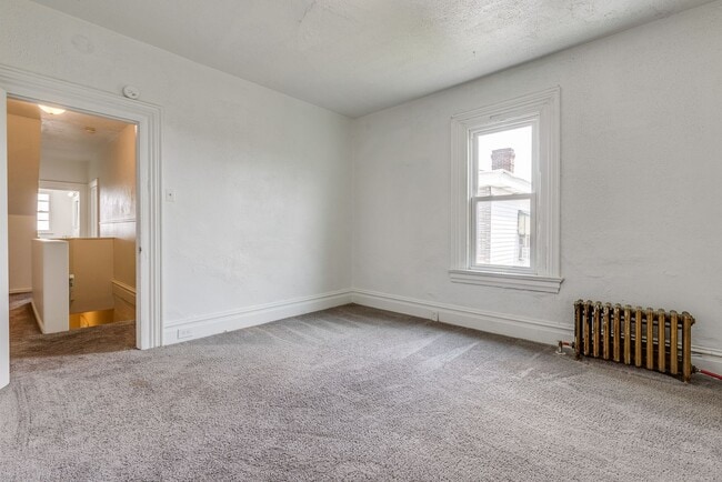 Building Photo - AVAILABLE July 2026 - Huge 5 Bedroom, 2 Bath Home in South Side Slopes w/ Garage Attached!