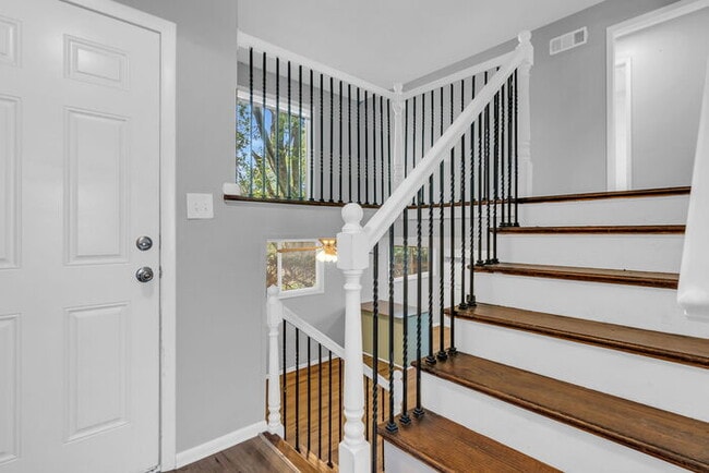 Building Photo - 4 bed, 2 bath, updated interior, AVAILABLE...