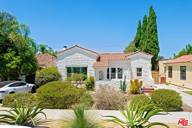 Building Photo - 337 N La Jolla Ave