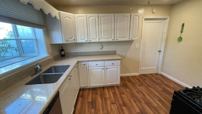 Building Photo - Charming 2 bedroom 1 bathroom home in Concord