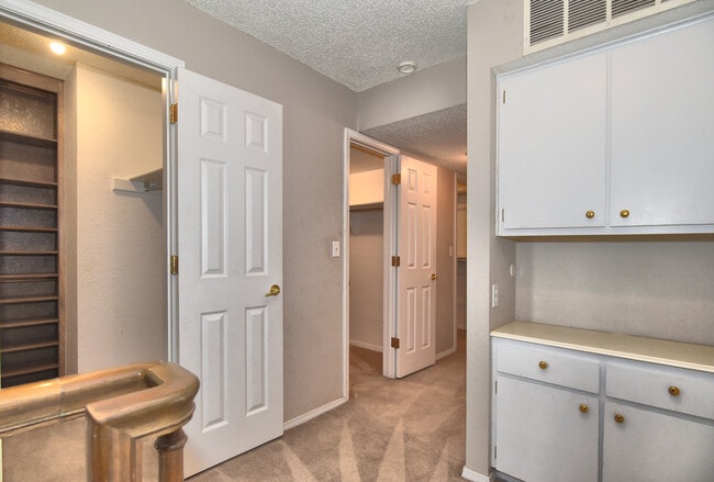 Building Photo - 1023 E Thompson Ave