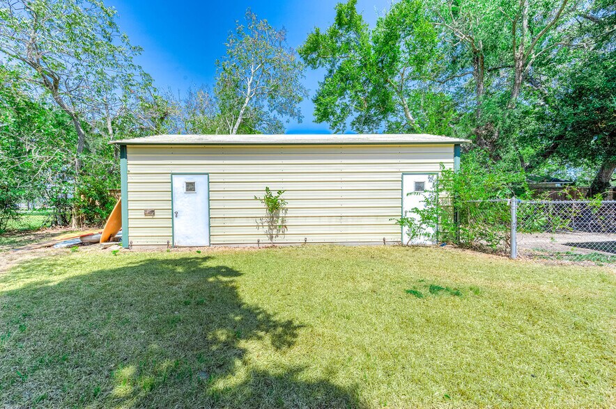 Shed - 4111 Victoria Ave