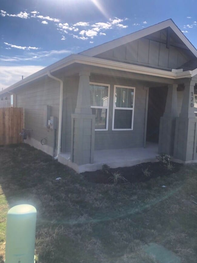 Building Photo - -=Available April 2026=-  4BR/2BA w/ Fenced Yard + Covered Parking in Hutto, TX