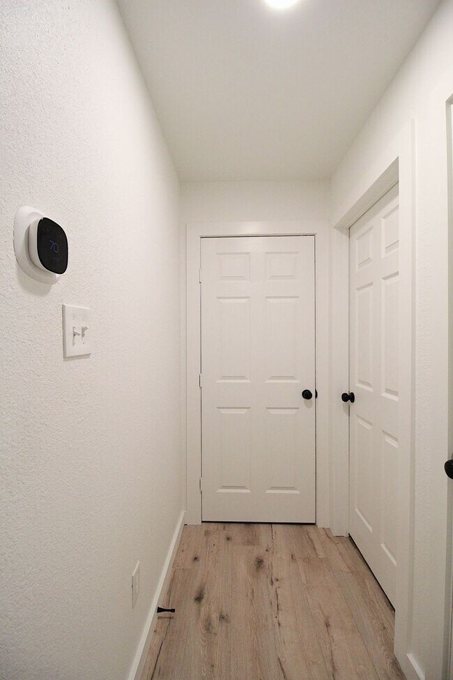 Building Photo - Ryan Place- Short to Mid-Term Rental Fully Remodeled 2  Bed, 1 Bath