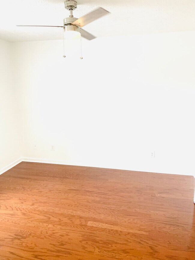 Building Photo - ** 3 Bed 2 Bath Located across from AUM **...