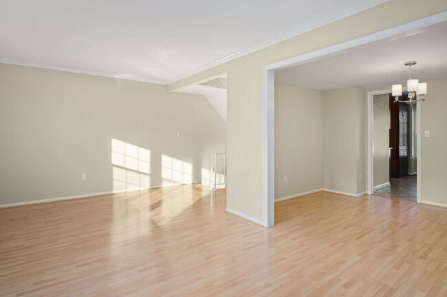 Building Photo - Charming Townhouse: Your New Home Awaits!
