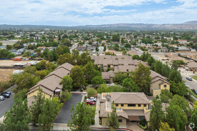 Building Photo - Vista del Sol