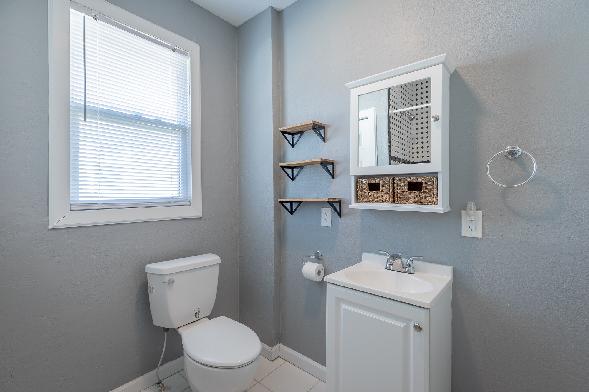 Building Photo - 2107 Oak St