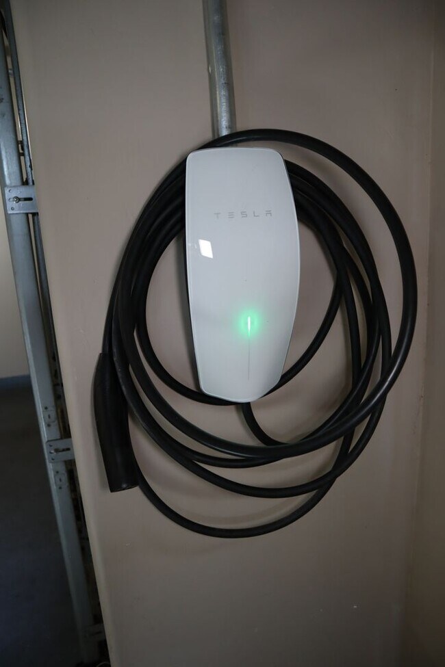 Building Photo - Your own resort! Elegant, Exclusive & Exquisite.