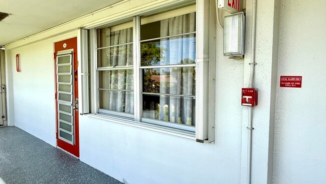 Building Photo - 361 Tilford Q