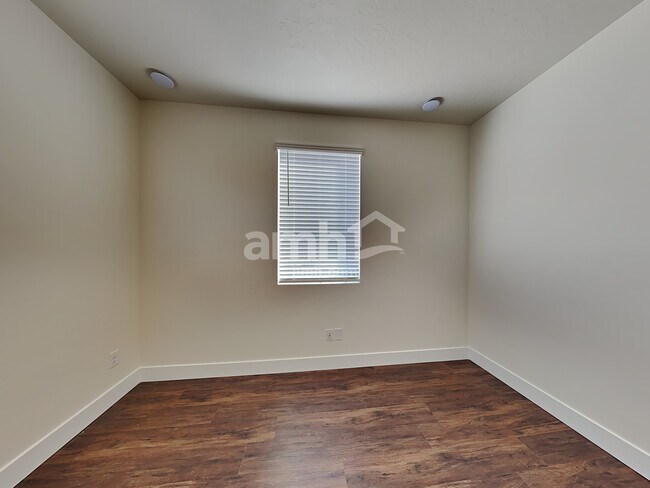 Building Photo - 1423 N Barkvine Ave