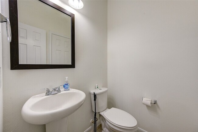 Building Photo - 17021 Wilthorne Gardens Ct