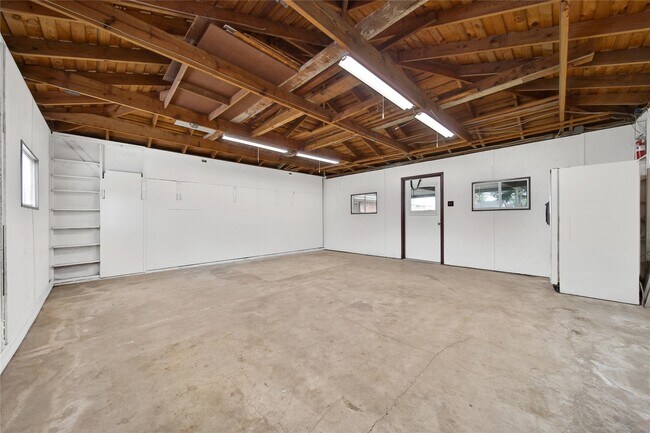 Building Photo - 9411 Roos Rd