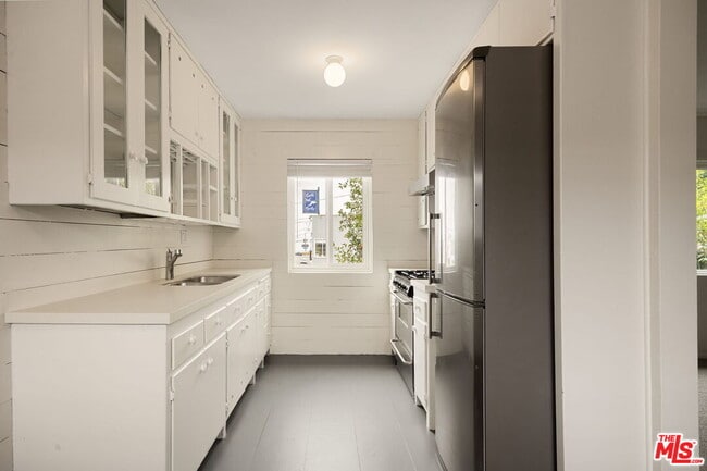 Building Photo - 161 W Channel Rd