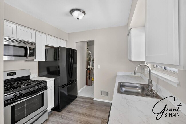 Building Photo - $1550 3 bedrooms